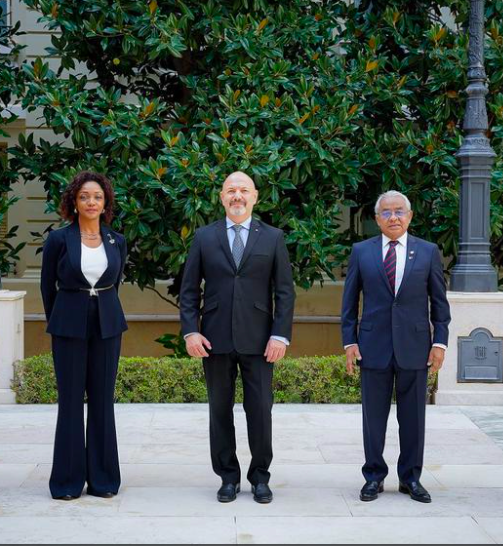 Le CEMA s’entretient avec deux nouveaux Ambassadeurs accrédités Madagascar – Gabon.